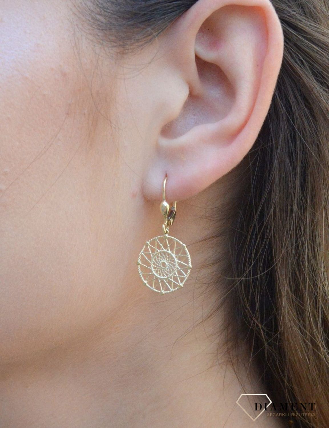 Złote kolczyki 333 ażurowe kółko KL 11048 333. Eleganckie, złote kolczyki 333 ażurowe kółka. Kolczyki zostały wykonane z żółtego złota próby 333 o wadze około 2,11 g oraz długości około 3 cm. Ich kształt jest uniwersalny..jpg